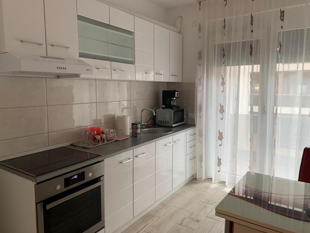 Apartament Cu 2 Camere Орадя Экстерьер фото